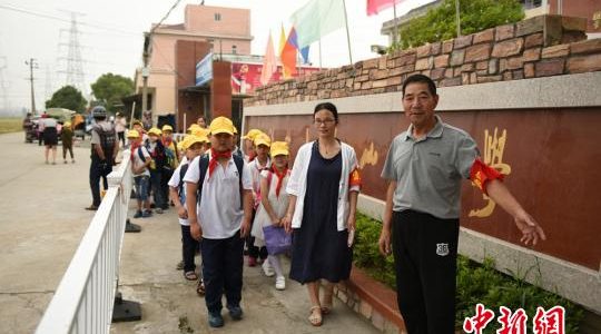 小学校长化身“马路卫士” 30余年护学生出入平安