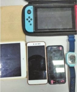 妈妈每天背电子产品出门 防熊孩子放假在家沉迷游戏