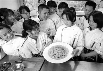安徽徽州黉舍努力造就徽菜传人