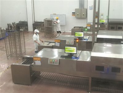 直击孩子们的午饭后厨