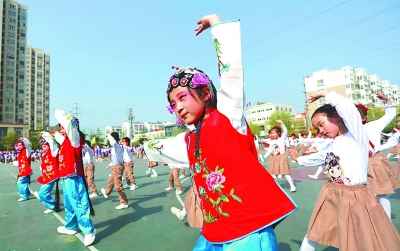 传统戏曲进校园 小学生展演戏曲操